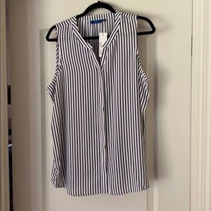 Black/white sleeveless shirt